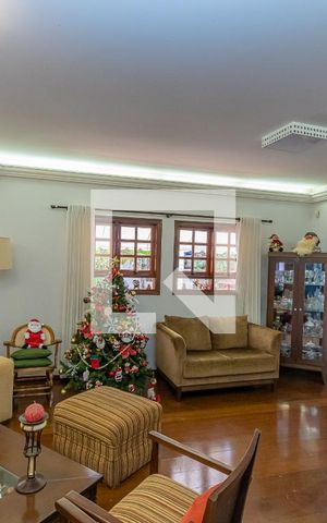 Casa à venda com 300m², 4 quartos e 4 vagas Casa à venda com 300m², 4 quartos e 4 vagasSala de Estar