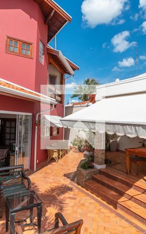 Casa à venda com 300m², 4 quartos e 4 vagas Casa à venda com 300m², 4 quartos e 4 vagasQuintal Fundos