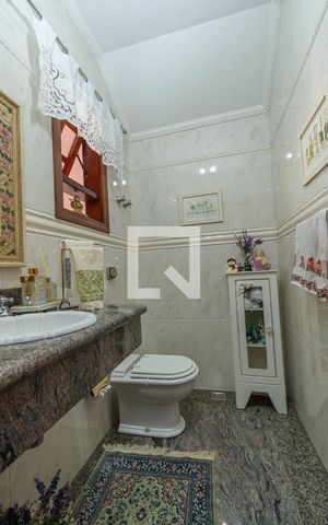 Casa à venda com 300m², 4 quartos e 4 vagas Casa à venda com 300m², 4 quartos e 4 vagasLavabo