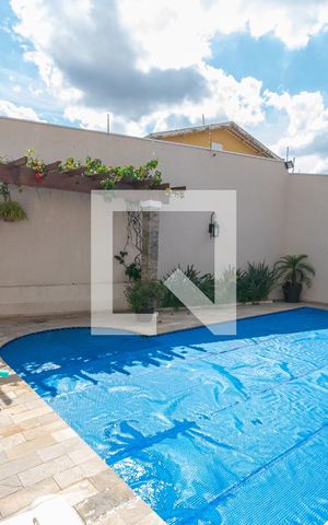 Casa à venda com 300m², 4 quartos e 4 vagas Casa à venda com 300m², 4 quartos e 4 vagasPiscina