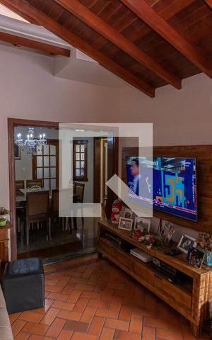 Casa à venda com 300m², 4 quartos e 4 vagas Casa à venda com 300m², 4 quartos e 4 vagasSala de TV 1