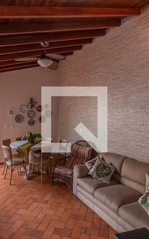 Casa à venda com 300m², 4 quartos e 4 vagas Casa à venda com 300m², 4 quartos e 4 vagasSala de TV
