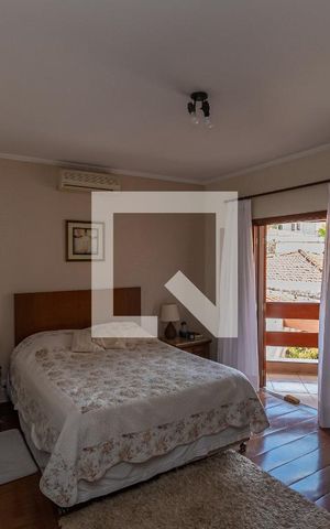 Casa à venda com 300m², 4 quartos e 4 vagas Casa à venda com 300m², 4 quartos e 4 vagasSuite 2