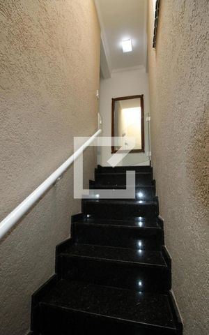 Casa à venda com 94m², 2 quartos e 2 vagasEscada