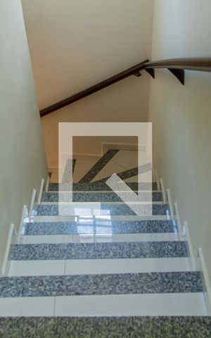 Casa de condomínio à venda com 129m², 3 quartos e 2 vagasEscada