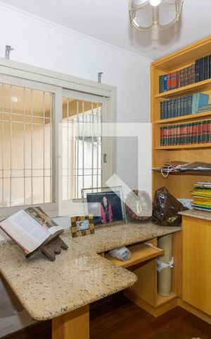 Casa à venda com 215m², 3 quartos e 3 vagas Casa à venda com 215m², 3 quartos e 3 vagasSala - Escritório