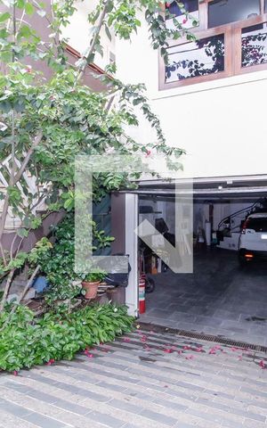 Casa à venda com 238m², 4 quartos e 4 vagas Casa à venda com 238m², 4 quartos e 4 vagasGaragem