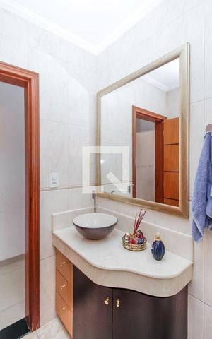 Casa à venda com 230m², 3 quartos e 2 vagas Casa à venda com 230m², 3 quartos e 2 vagasBanheiro 2