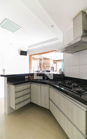 Casa à venda com 500m², 5 quartos e 5 vagas Casa à venda com 500m², 5 quartos e 5 vagasCozinha