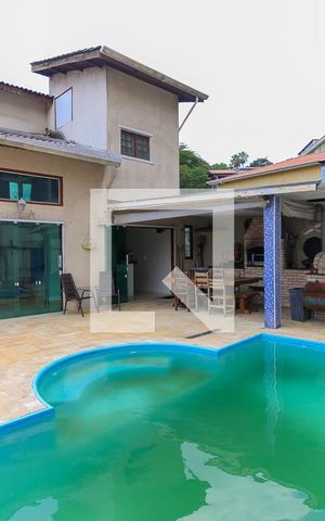 Casa à venda com 500m², 5 quartos e 5 vagas Casa à venda com 500m², 5 quartos e 5 vagasPiscina