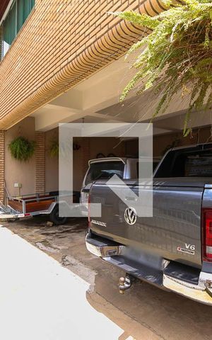 Casa à venda com 500m², 5 quartos e 5 vagas Casa à venda com 500m², 5 quartos e 5 vagasGaragem
