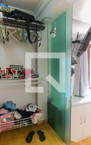 Casa à venda com 500m², 5 quartos e 5 vagas Casa à venda com 500m², 5 quartos e 5 vagasCloset da suíte