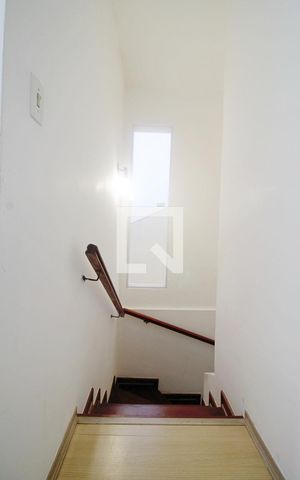 Casa à venda com 147m², 3 quartos e 2 vagas Casa à venda com 147m², 3 quartos e 2 vagasEscada