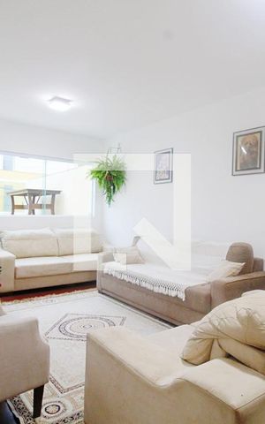 Casa à venda com 147m², 3 quartos e 2 vagas Casa à venda com 147m², 3 quartos e 2 vagasSala