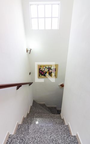Casa à venda com 140m², 3 quartos e 2 vagas Casa à venda com 140m², 3 quartos e 2 vagasEscada