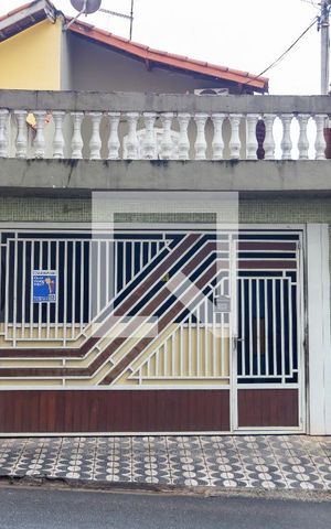 Casa à venda com 140m², 3 quartos e 2 vagas Casa à venda com 140m², 3 quartos e 2 vagasFachada