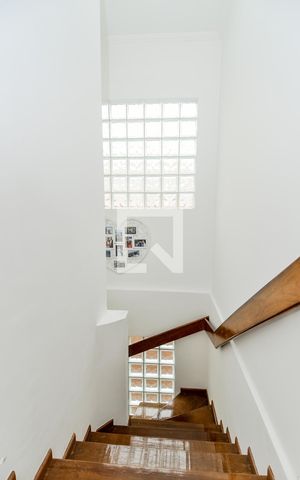 Casa à venda com 200m², 3 quartos e 4 vagasEscada Quartos/Sala