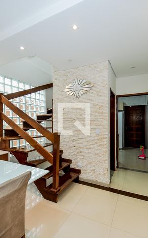 Casa à venda com 200m², 3 quartos e 4 vagasEscada Sala/Quartos