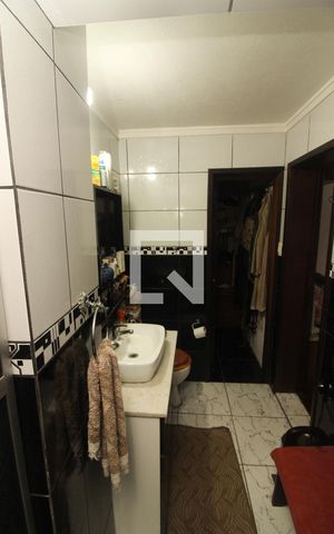 Casa à venda com 254m², 4 quartos e 5 vagas Casa à venda com 254m², 4 quartos e 5 vagasBanheiro da Suíte