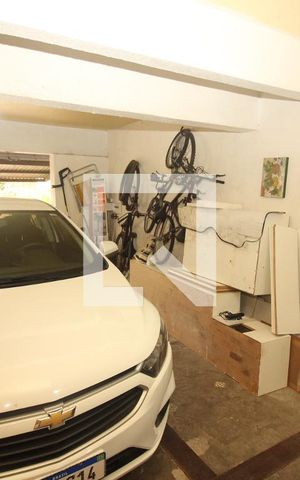 Casa à venda com 254m², 4 quartos e 5 vagas Casa à venda com 254m², 4 quartos e 5 vagasGaragem