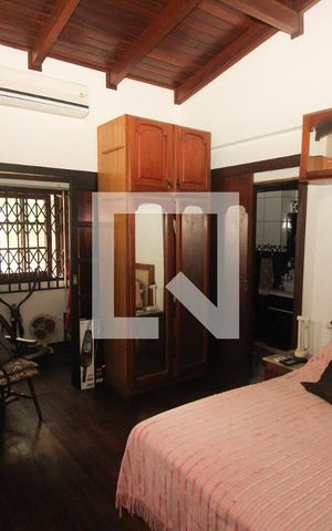 Casa à venda com 254m², 4 quartos e 5 vagas Casa à venda com 254m², 4 quartos e 5 vagasQuarto Suíte