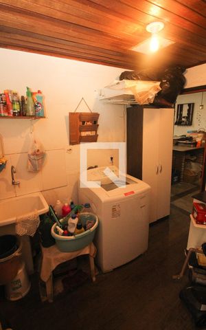Casa à venda com 254m², 4 quartos e 5 vagas Casa à venda com 254m², 4 quartos e 5 vagasÁrea de Serviço