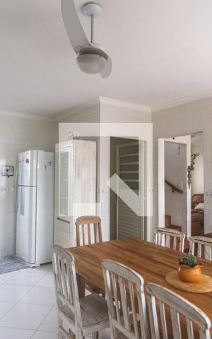 Casa à venda com 237m², 4 quartos e 4 vagas Casa à venda com 237m², 4 quartos e 4 vagasCozinha