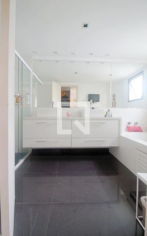 Apartamento à venda com 165m², 3 quartos e 3 vagas Apartamento à venda com 165m², 3 quartos e 3 vagasBanheiro da Suíte 2