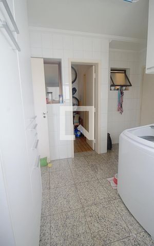 Apartamento à venda com 165m², 3 quartos e 3 vagas Apartamento à venda com 165m², 3 quartos e 3 vagasÁrea de Serviço