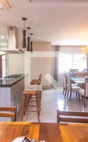 Casa à venda com 350m², 4 quartos e 6 vagasCozinha