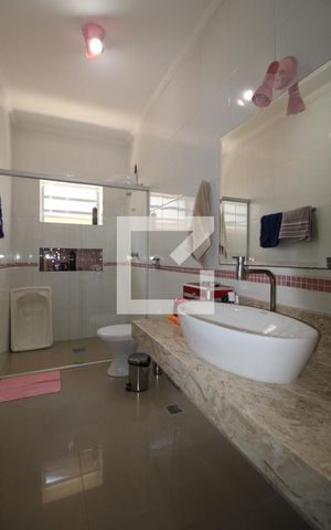 Casa à venda com 398m², 3 quartos e 3 vagasBanheiro Social
