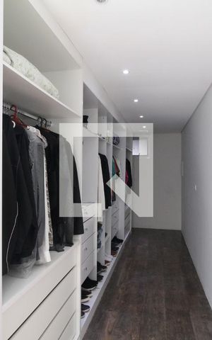 Casa à venda com 340m², 4 quartos e 4 vagasCloset da suíte