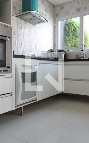 Casa à venda com 340m², 4 quartos e 4 vagasCozinha - Armários