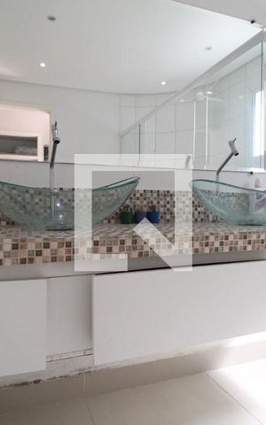 Casa à venda com 340m², 4 quartos e 4 vagasBanheiro da Suíte