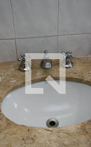 Casa à venda com 250m², 2 quartos e 2 vagas Casa à venda com 250m², 2 quartos e 2 vagasBanheiro