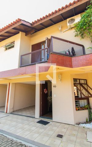 Casa de condomínio à venda com 180m², 4 quartos e 1 vaga Casa de condomínio à venda com 180m², 4 quartos e 1 vagaFachada