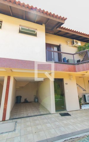 Casa de condomínio à venda com 180m², 4 quartos e 1 vaga Casa de condomínio à venda com 180m², 4 quartos e 1 vagaFachada