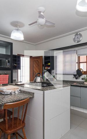 Casa à venda com 380m², 4 quartos e 3 vagasCozinha