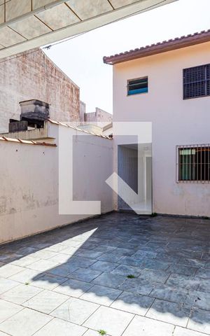 Casa à venda com 220m², 4 quartos e 4 vagas Casa à venda com 220m², 4 quartos e 4 vagasQuintal Fundos