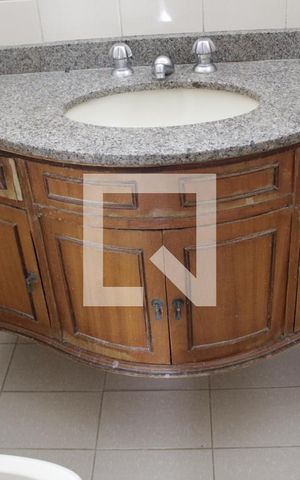 Casa à venda com 356m², 4 quartos e 4 vagasBanheiro 1