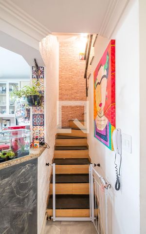 Casa de condomínio à venda com 139m², 3 quartos e 1 vaga Casa de condomínio à venda com 139m², 3 quartos e 1 vagaEscada