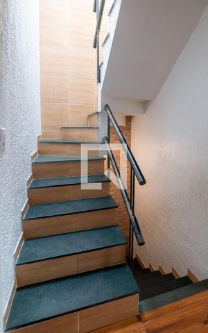 Casa de condomínio à venda com 139m², 3 quartos e 1 vaga Casa de condomínio à venda com 139m², 3 quartos e 1 vagaEscada