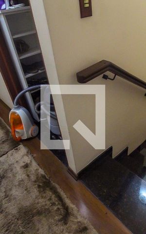 Casa à venda com 150m², 2 quartos e 2 vagas Casa à venda com 150m², 2 quartos e 2 vagasEscada