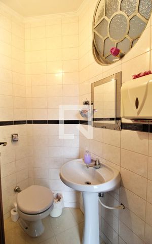 Casa à venda com 168m², 3 quartos e 8 vagasBanheiro de serviço