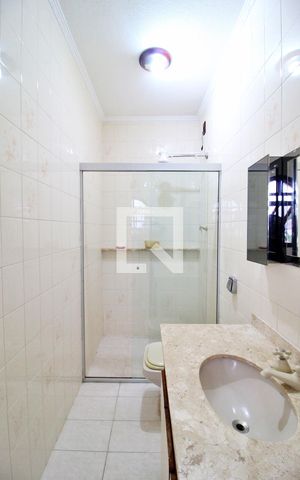 Casa à venda com 168m², 3 quartos e 8 vagasBanheiro da Suíte 2