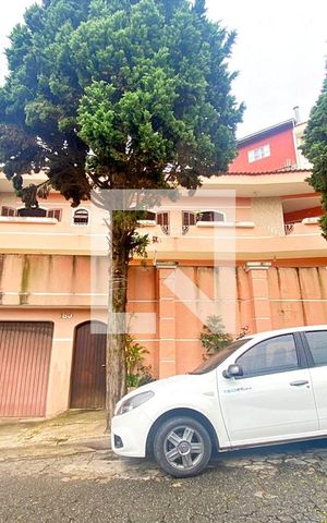 Casa à venda com 168m², 3 quartos e 8 vagas Casa à venda com 168m², 3 quartos e 8 vagasFachada