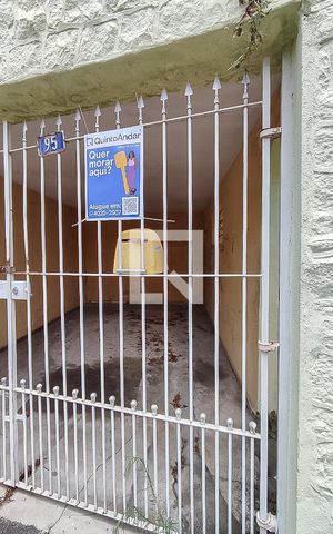 Casa à venda com 267m², 2 quartos e 2 vagas Casa à venda com 267m², 2 quartos e 2 vagasFachada