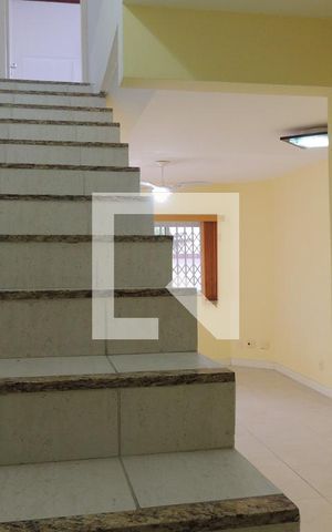Casa à venda com 103m², 3 quartos e 1 vagaEscada