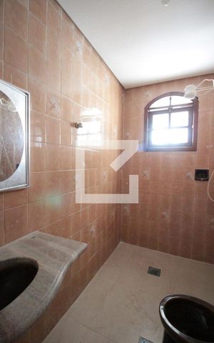 Casa à venda com 200m², 4 quartos e 4 vagasBanheiro 2