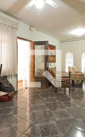 Casa à venda com 180m², 2 quartos e 2 vagas Casa à venda com 180m², 2 quartos e 2 vagasSala